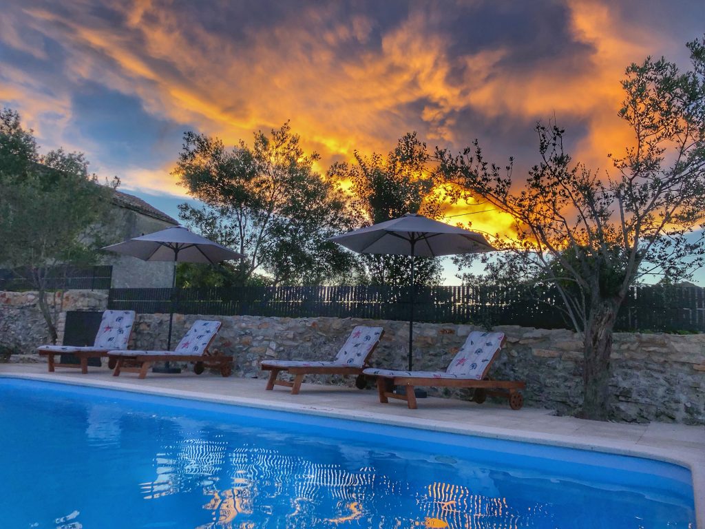 sonnenuntergang-ferienhaus-pool-istrien-kroatien